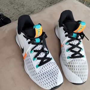 Nike Mens LeBron Witness5 Basketball sneakers